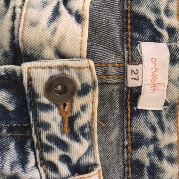 Light wash denim high waisted shorts - Picture 3 of 3